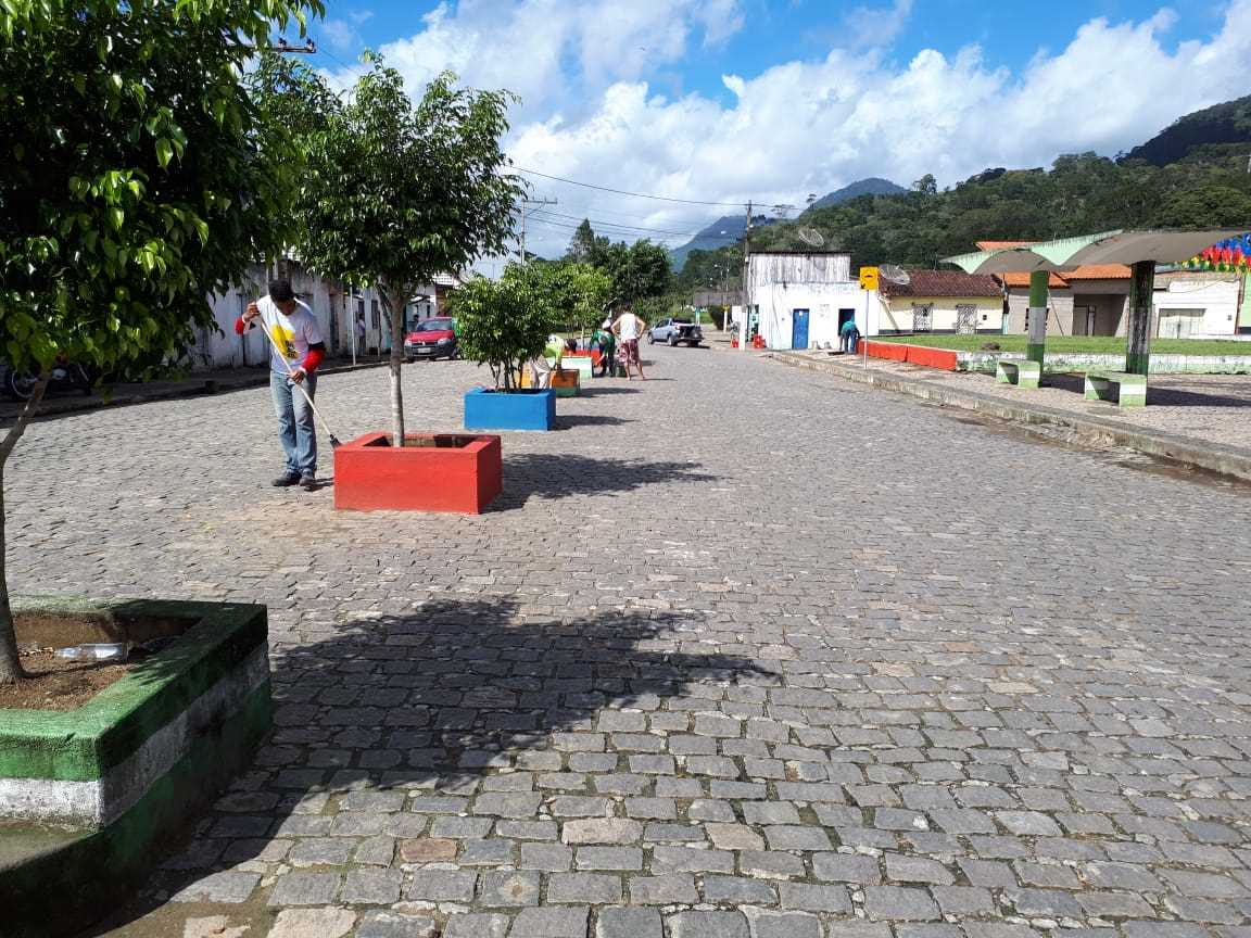Camacã: Prefeitura realiza Mutirão de limpeza e pintura no Distrito de Jacareci